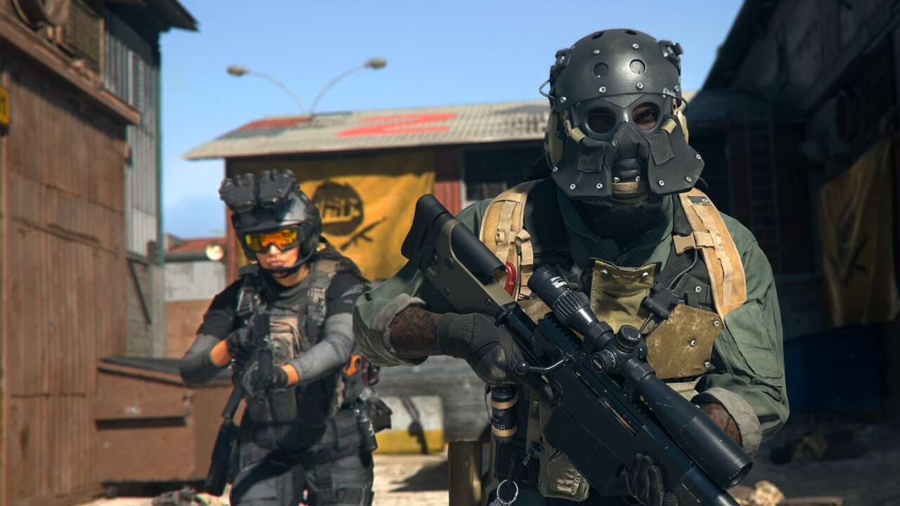 Group of two players getting ready to engage some targets in Warzone 2 DMZ mode.